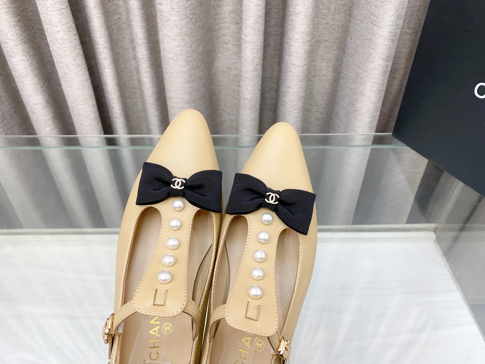 👟👟Ex-factory price 620👟👟 25Ss new spring and summer Chanel small fragrant pearl bow Mary Jane shoes. The cute bow decoration is playful and elegant ~ the upper is decorated with pearls, full of exquisiteness, and you can walk properly and beautifully! It's 100% sweet and so beautiful that you can't take your eyes away. It's comfortable and not tiring for your feet. It lengthens your leg lines! Have beauty and wear it with your own style and attitude! Upper: Lambskin Lining: Lambskin lining Sole: Italian genuine leather sole Size: 35-39 (40, 41 customizations are not returnable)